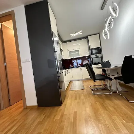 4 Star Apartman *